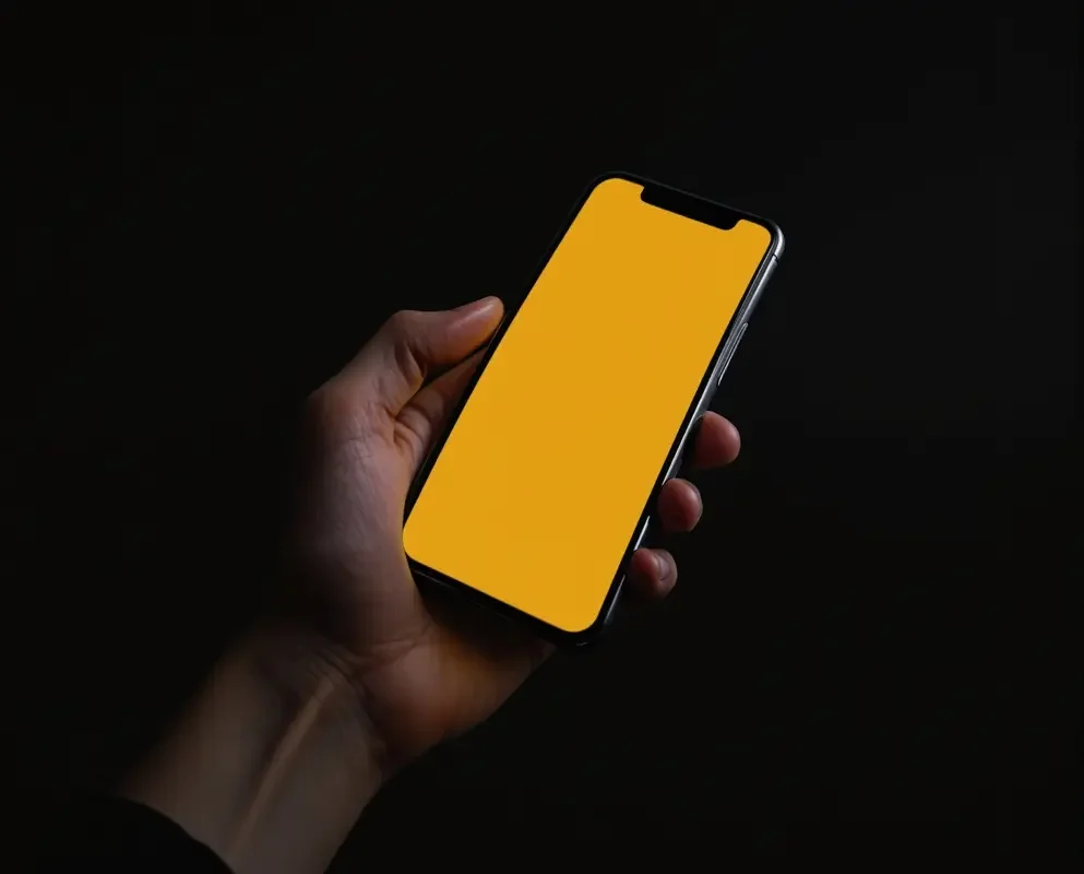 在安静房间里用手机打开红桃视频 APP